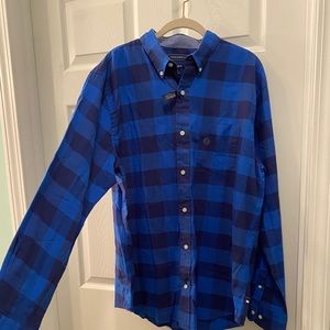 Crown & Ivy men’s blue plaid button up